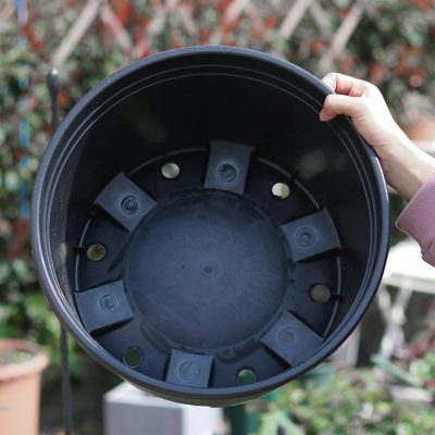 Large Plastic Pots 2 1 400x400