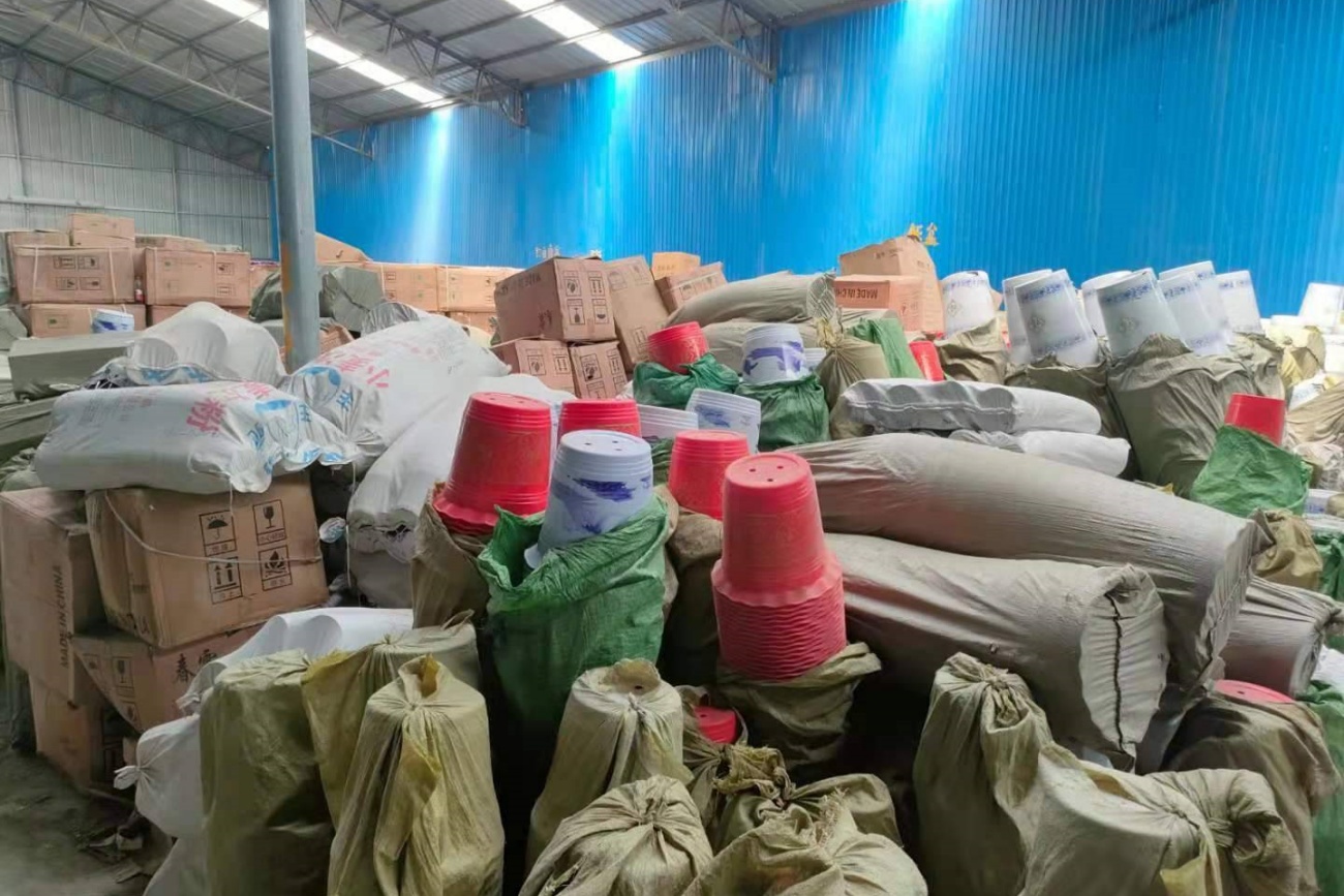 Plastic Plant Pots Bulk Warehouse Stock