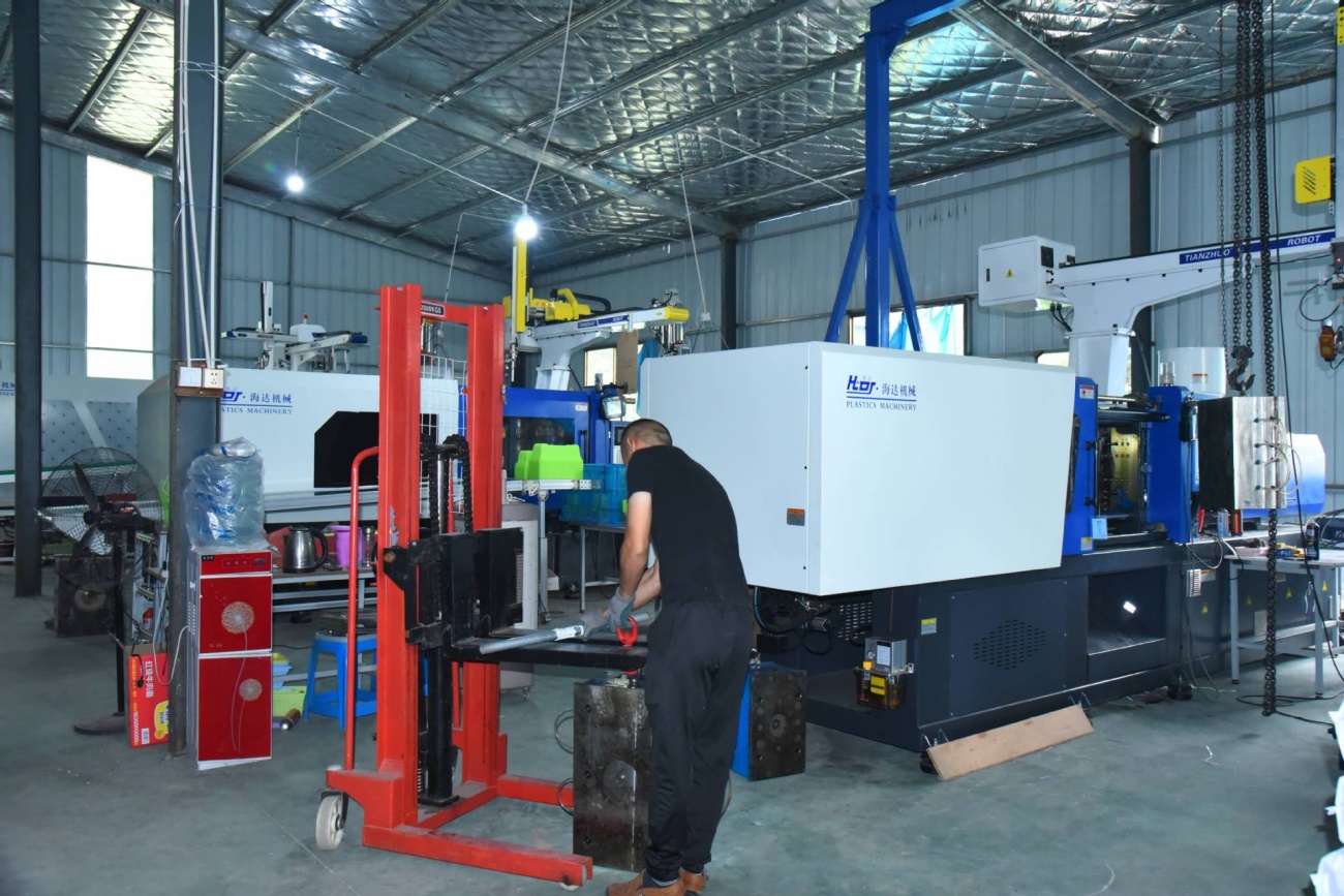 Plastic Pot Injection Molding Machine Operation