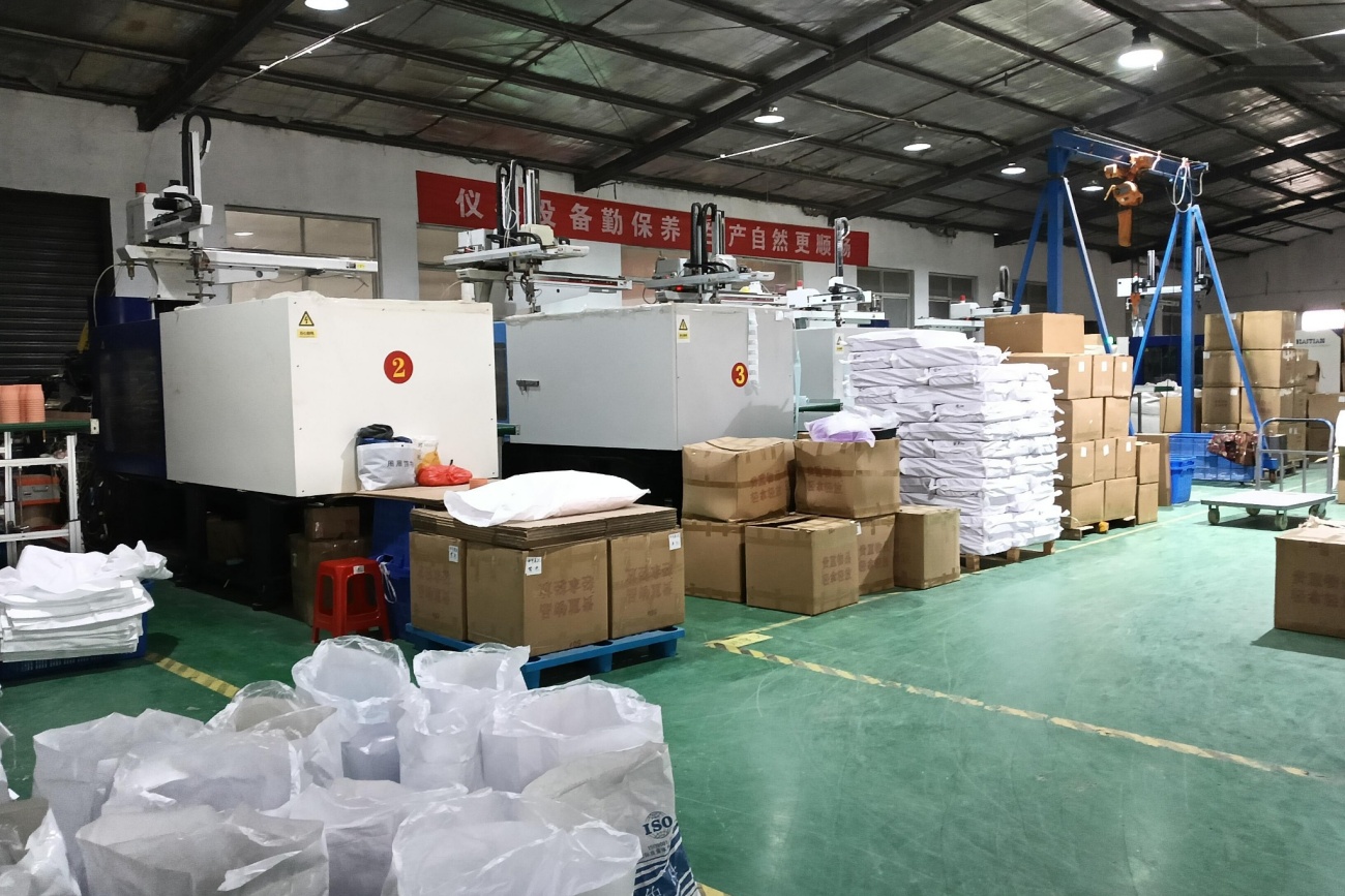 Plastic Pot Production and Export Carton Preparation