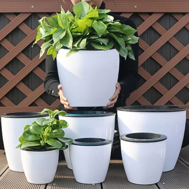 Large plastic pots (1)
