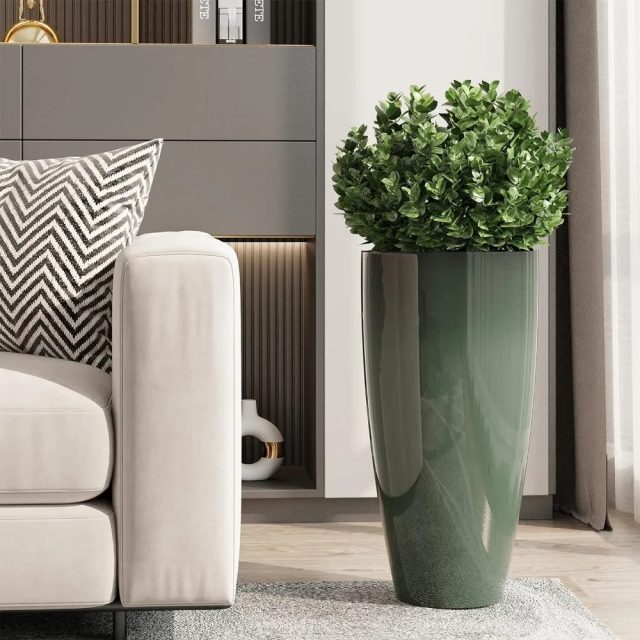 Large plastic pots (5)