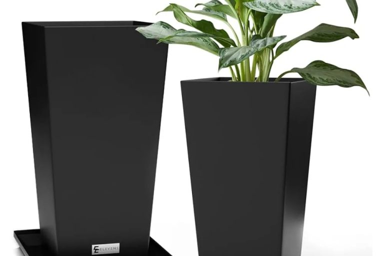 Large plastic pots (6)