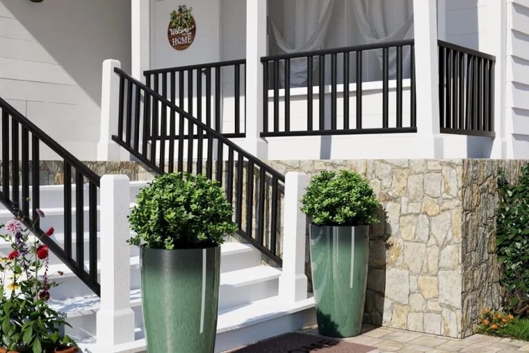 Large plastic pots (6)