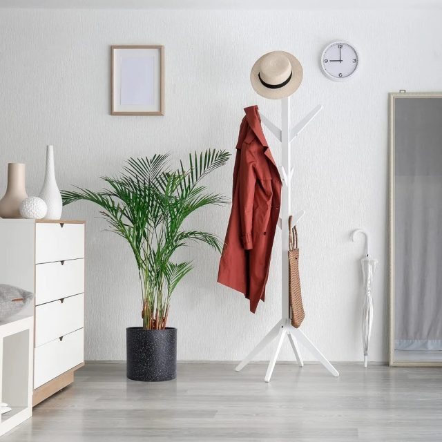 Large plastic pots (6)