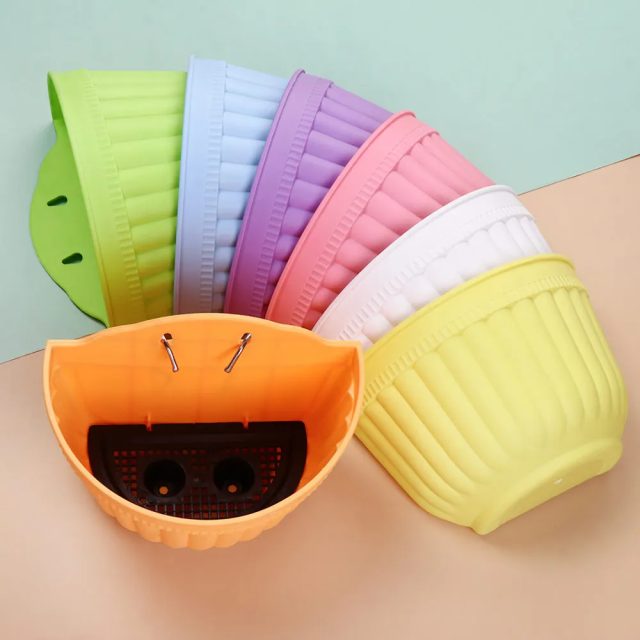 Plastic hanging baskets (1) Plastic hanging baskets (1)