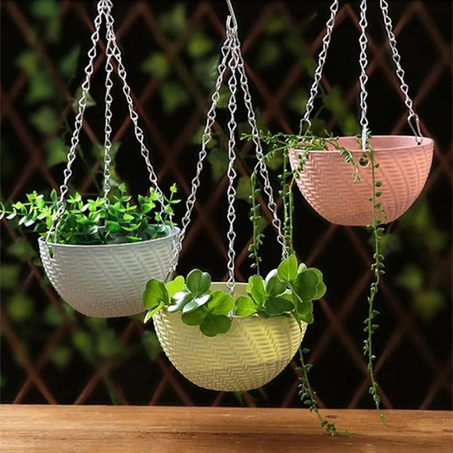 Plastic hanging baskets (1)