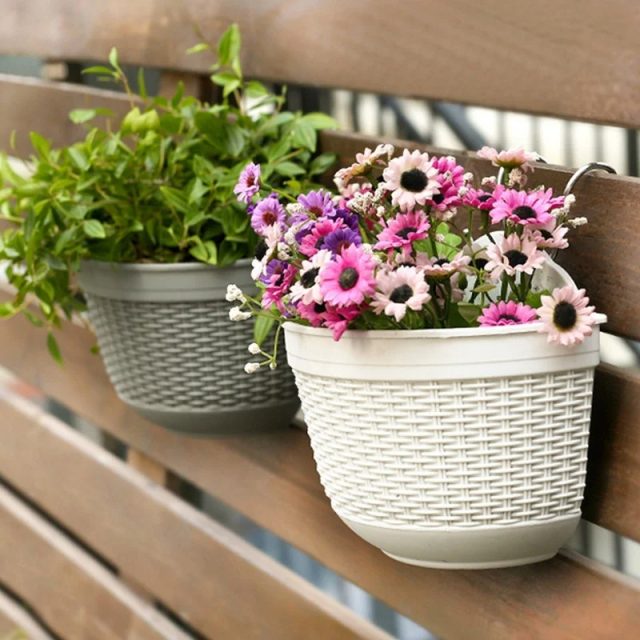 Plastic hanging baskets (2) Plastic hanging baskets (2)