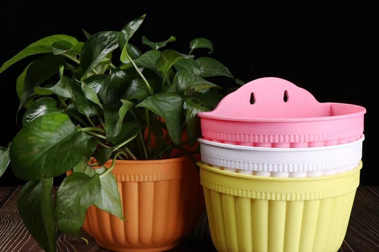 Plastic hanging baskets (3)