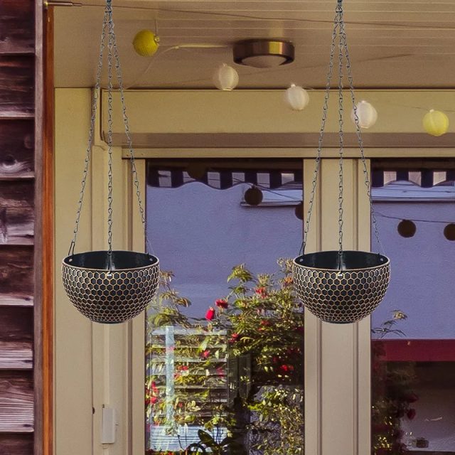 Plastic hanging baskets (5) Plastic hanging baskets (5)