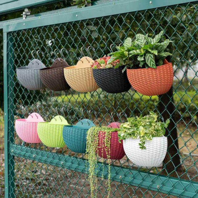 Plastic hanging baskets (5) Plastic hanging baskets (5)