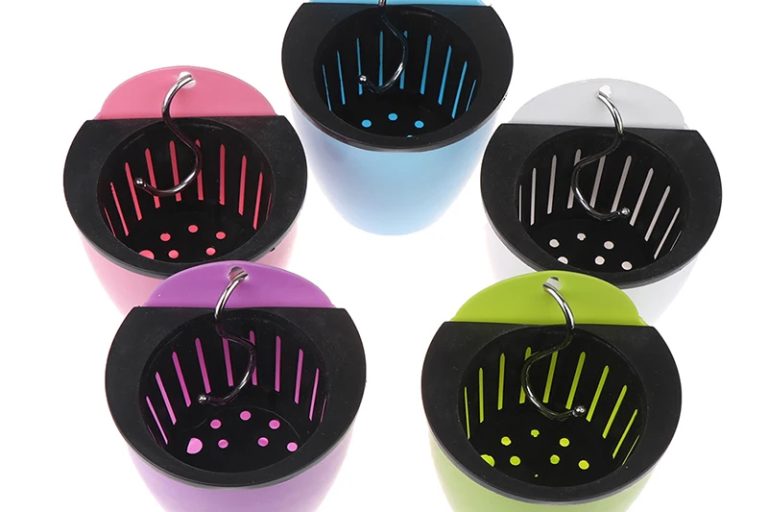 Plastic hanging baskets (5)