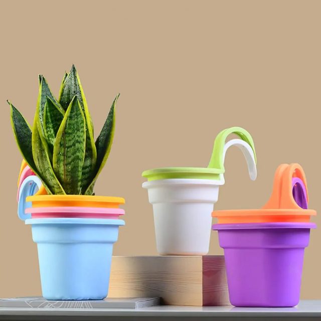 Plastic hanging baskets (6) Plastic hanging baskets (6)