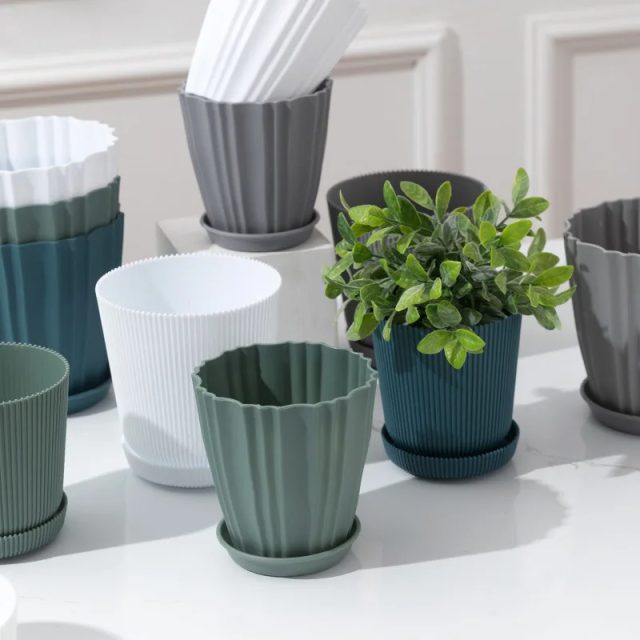 Plastic pots (1)