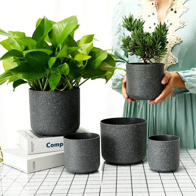Plastic pots (1)